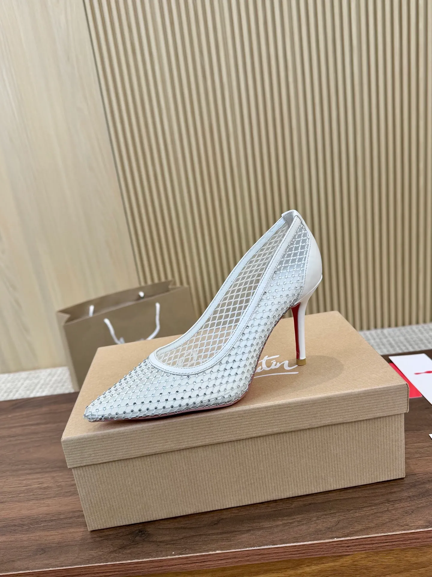 👟👟Ex-factory price 440👟👟 Genuine leather sole +40 Year-round shipment💝Christian Louboutin CL👠 Classic "💎Cow Patent Leather💎Series" noble and luxurious, real blingbling✨ Real materials, all customized by the pattern maker, and the materials are made of original customized materials, achieving the taste of the original 6 color options💍 Upper: imported 👉cow patent leather💪 lining: sheepskin foot pad/lining code number: 34-40.41.42 heel height: two options: 10.5cm and 8.5cm